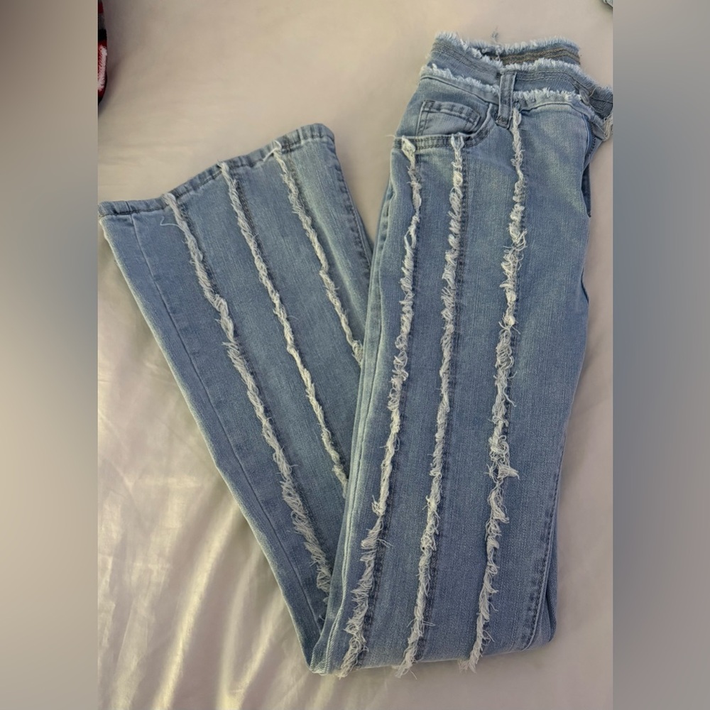 • Color: Blue denim
• Style: Bootcut
• Condition: Like new 
• Size: XS